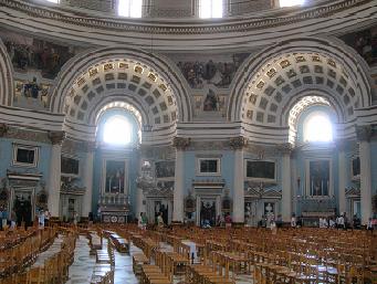 Sous le dme de l'glise