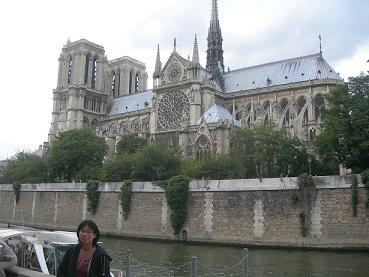 Vue sur la cathdrale depuis les rivages de la Seine