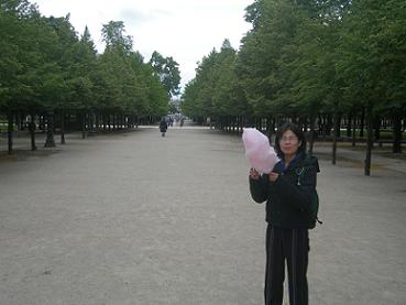 Chadida et sa barbe  papa dans le jardin des Tuileries